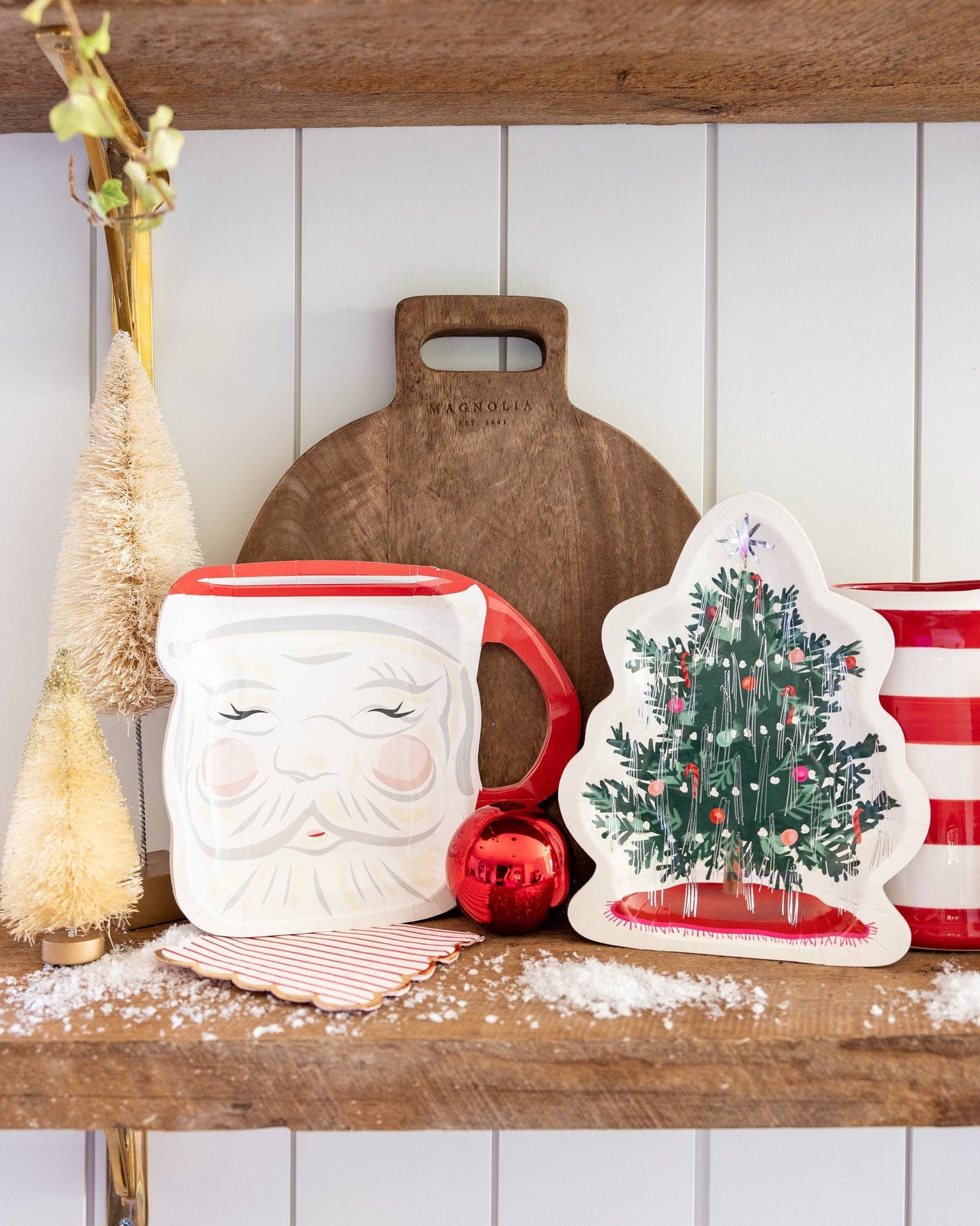 Shaped to resemble a retro Santa mug, these party paper plates add a festive Christmas touch at any holiday celebrations and are sure to put your loved ones in a delightful holiday spirit.